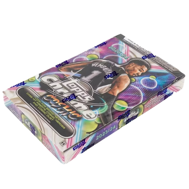 2023-24 Topps Cosmic Chrome Basketball Hobby Box med basketbilder, samlarkort och sällsynta inserts för samlare.