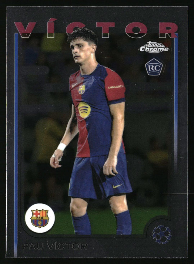 Pau Víctor FC Barcelona officiellt fotbollskort för samlare, Rookie Card (RC) i klassisk Barca-tröja.