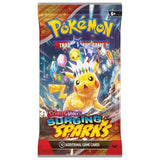 Pokémon Scarlet & Violet 8 Surging Sparks boosterpack, samlarkort med motiv av Pikachu och Terastal-fenomenet.