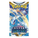 Pokemon Silver Tempest booster pack med motiv av legendariska Alolan Vulpix för samlare.