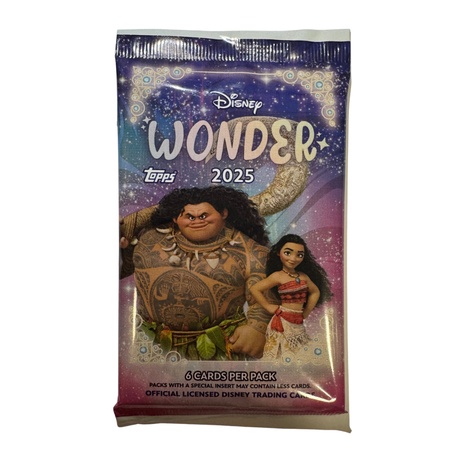 Topps Disney Wonder 2025 samlarkort i ooppnad blaster pack med Disney-motiv.