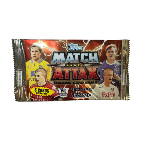 Obrutet fotbollspack med Topps Match Attax 12/13 Premier League samlarkort.